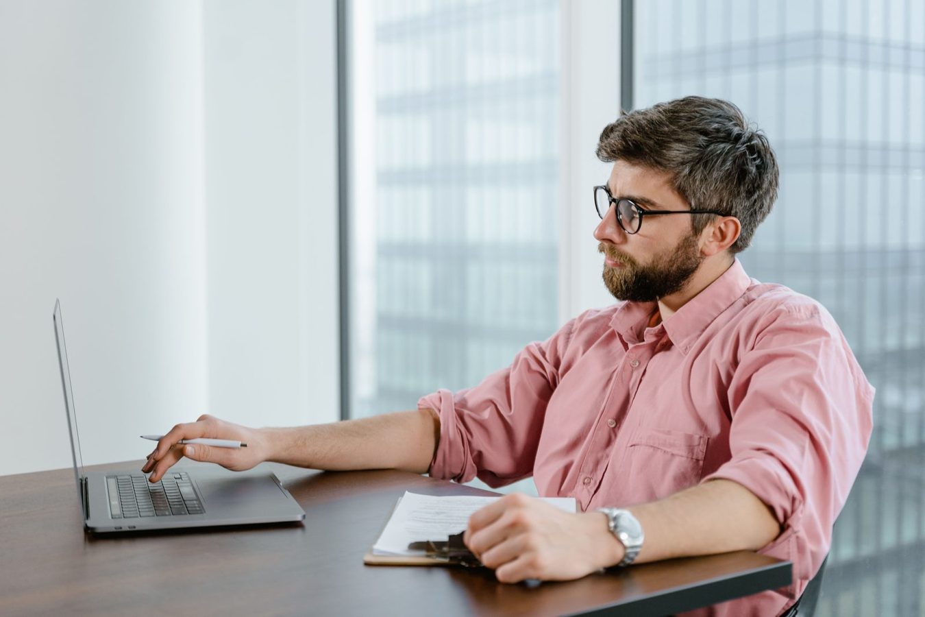 Gerente de marketing analizando resultados frente a una computadora
